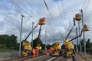 Engineers-installing-overhead-lines-as-part-of-the-Midland-Mainline-Upgrade-Network-Rail_cropped-300x200.jpg